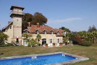 Frédéric Hubert a totalement rénové ce manoir de style anglo-normand et ses écuries pour en faire...