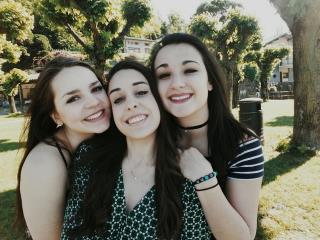 De gauche à droite, Manon, Charline et Camille, ravies aussi de découvrir la très belle région de...