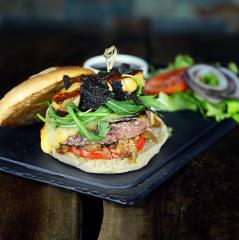 Avec ses burgers gourmets, ses fish & chips et ses cocktails, le Bar Bû a rencontré un succès...