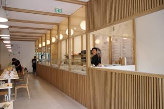 Au rez-de-chaussée se trouvent le bar à bibimbaps et une vingtaine de places. La cave réaménagée...