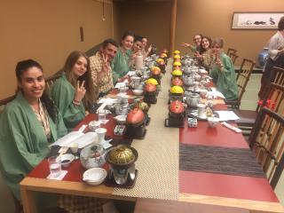 les apprentis ont revêtu une tenue traditionnelle pour vivre une soirée d'exception et de haute...
