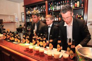 Aurélien Gicquel et deux élèves derrière le bar
