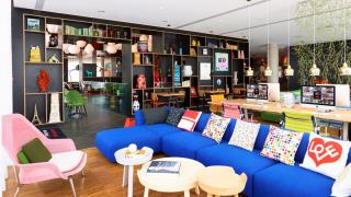 iché au coeur du quartier des affaires de La Défense, l'hôtel citizenM a ouvert ses portes début...