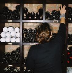 Que ce soit à la cave centrale ou à la cave du jour, les vins doivent être stockés couchés, les...