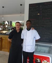 Robert Andrieux avec Mamadou Sow.