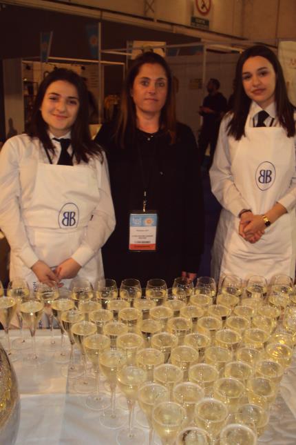 Florence Levy, professeur de Cuisine du lycée Grande Bastide et deux de ses élèves de 1ère Bac pro Services