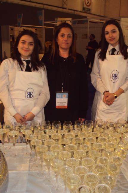 Florence Levy, professeur de Cuisine du lycée Grande Bastide et deux de ses élèves de 1ère Bac pro Services