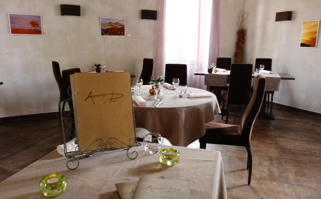 La salle de restaurant de l'Auberge du Pont, 30 couverts. Il y a un salon à l'étage -15 couverts ; et une terrasse d'une trentaine de place en été. Mais le nombre de couverts est limité à 30/35 par service.