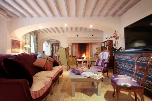 Le salon des Messugues, chic et chaleureuse 'hacienda' provençale
