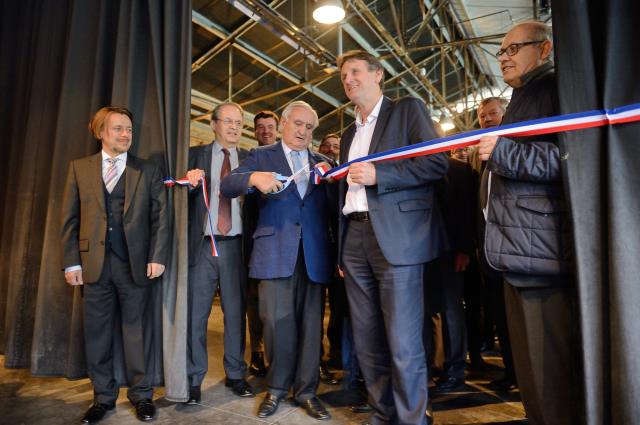 Pascal Tassy (UCPA), Jean-Pierre Raffarin, Jean-François Macaire (vice-président de région) et Laurent Lutse lors de l'inauguration de l'établissement en janvier.