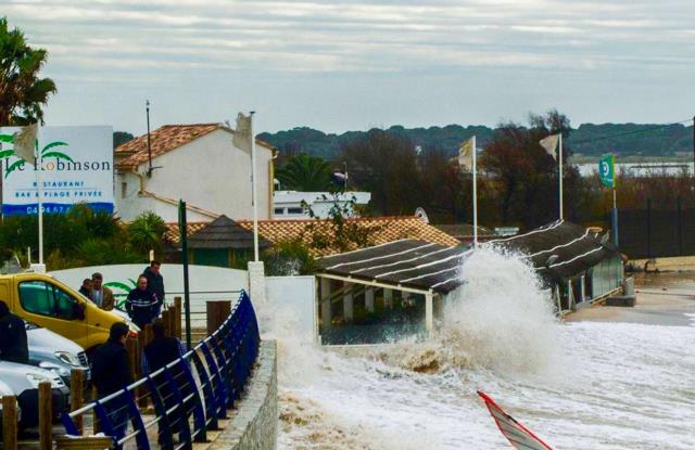 Une houle inhabituelle, venue du Sud-Ouest, a ravagé les établissements du bord de mer.