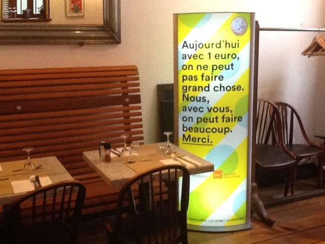 Au Caffè Forte, une borne explique aux clients l'euro solidaire.
