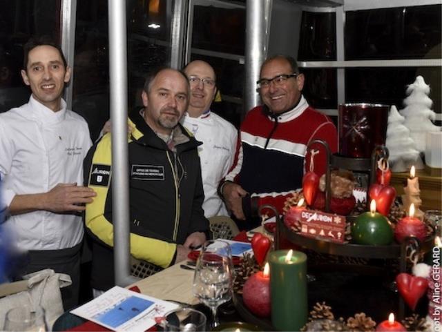 Le dîner d'exception servi dns le téléphérique a été préparé par Bruno Laffargue et Jacques Rolancy, ici en présence des organisateurs de Chefs au sommet..