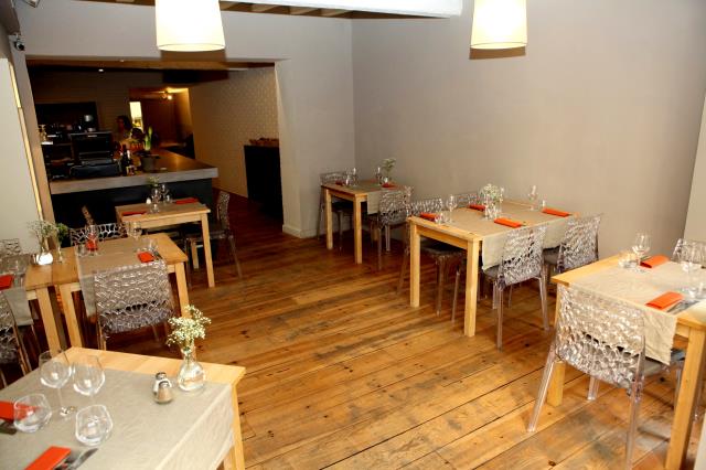 Tables et parquet en bois se marient très bien avec les chaises au design contemporain.