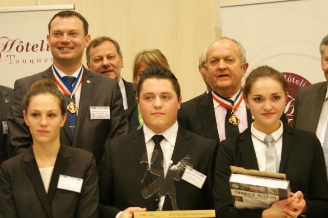 au centre, le vainqueur, Paul Bataillon entouré de Célia Roger, Juliette Pasquereau, frédéric Kaiser et Michel Wideheim