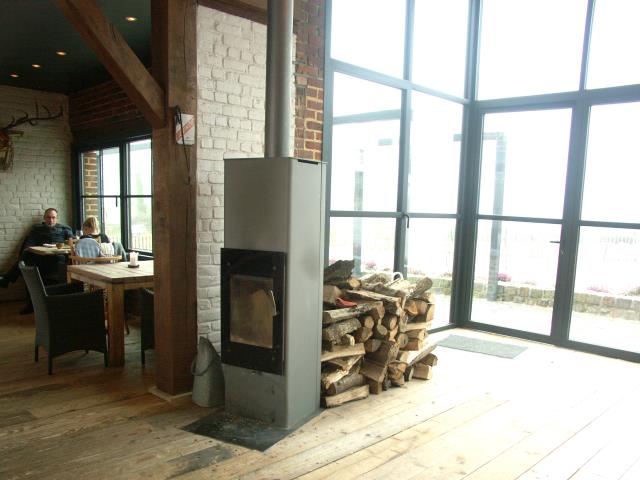 Un poêl à bois, du plancher recyclé, des grands baies vitrées ouvertes sur les monts de Flandres : le restaurant rénové donne le ton des futures chambres d'hôtel.