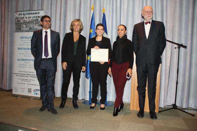 Sophie Potier, primée et majore promotion 2015, accompagnée de Souhade Chikhaoui, Ma^tre d'apprentissage à l'hôtel Meurice, Valérie Pécresse, Dominique Bénézet et Ismaël Menault