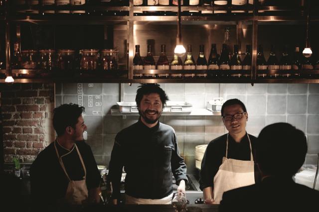 Pierre Sang Boyer et ses équipes dans son restaurant