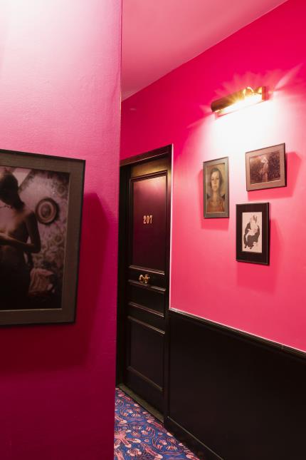 le couloir et sa moquette coquine