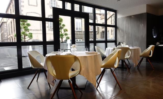 La salle principale qui donne sur la terrasse de 80 m2, au 1er étage du bâtiment.