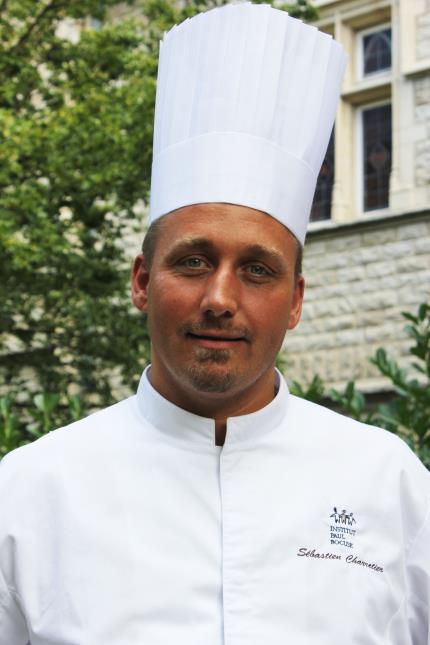 'Il faut former les jeunes aux réalités auxquelles ils vont être confrontés sur le terrain', explique le chef Sébastien Charretier, formateur à l'Institut Paul Bocuse.