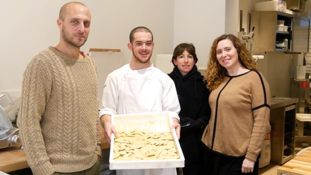 Les chefs Giovanni Passerini, Riccardo Zonzin et Kailey Hoyle et la responsable de la boutique Eva Mansat
