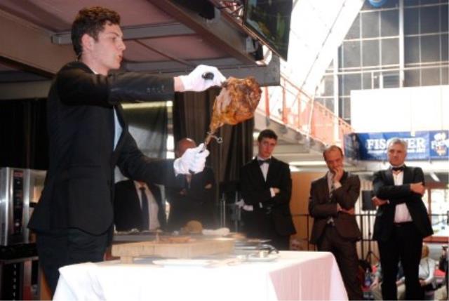 Le vainqueur 2015 Etienne Avezard, lors du découpage du gigot à la volée.