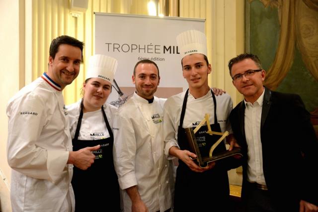 Près de Philippe Mille (à gauche) les vainqueurs du Trophée 2015, Océane Huchard et Nathan Amran du lycée aubois Edouard Herriot (Sainte-Savine).