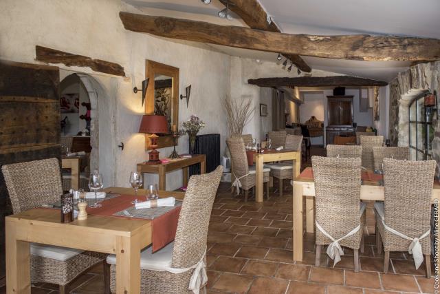 Au moment du changement de la table d'hôtes au restaurant, la salle a été entièrement repensé et redécorer pour devenir un véritable restaurant.