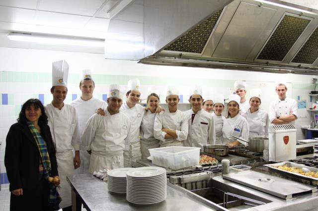 Valérie Pons, proviseur adjoint, Sébastien Genet, professeur de cuisine et les élèves de BTS Hôtellerie-Restauration, chargés de préparer les amuse-bouches et les entrées du dîner écossais servi au restaurant d'application.