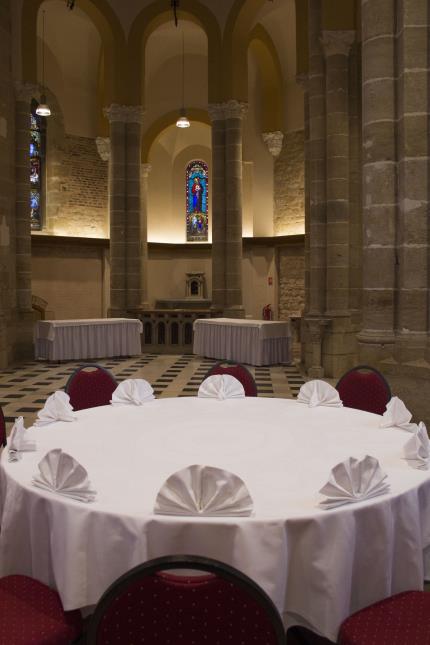L'ancienne chapelle désacralisée qui jouxte l'établissement est devenue une salle de réception de 250 places.