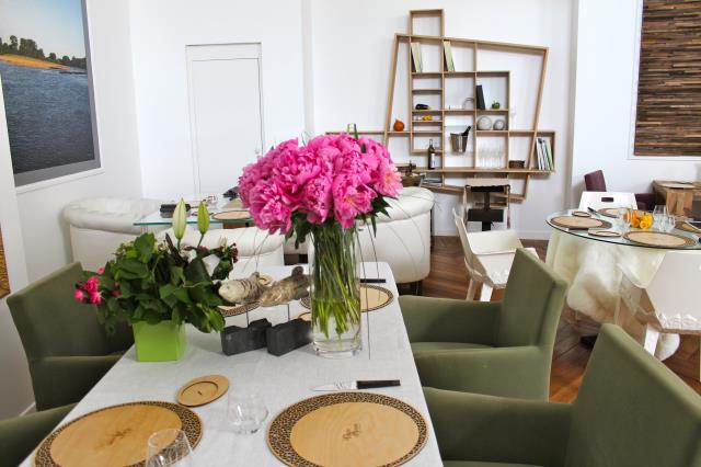 Le « loft culinaire » mêle mobilier contemporain et tonalités colorées dans un hôtel particulier, à la façade classée, situé au coeur d'Angers.