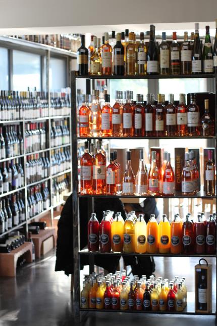 Les 900 références de vins sont mises à la vue du client, rangées sur des étagères disposées dans tout le restaurant.