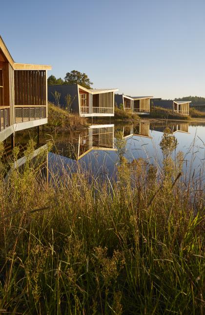 Posés sur l'eau, les ecolodges sont espacés les uns des autres pour respecter l'intimité de chacun