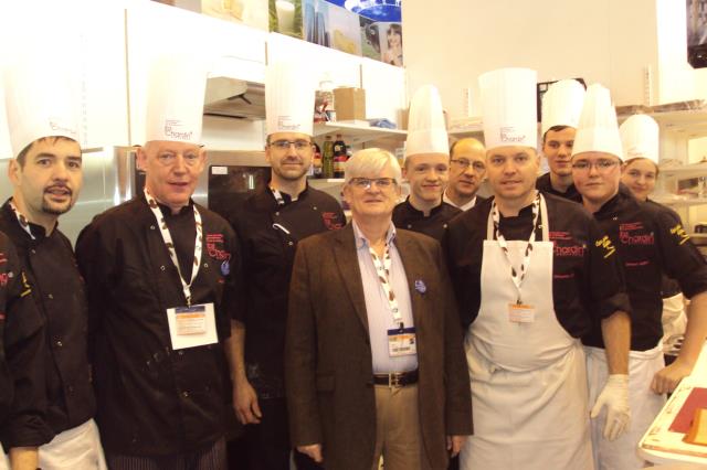 Philippe Rochard au milieu du staff cuisine du restaurant le C
