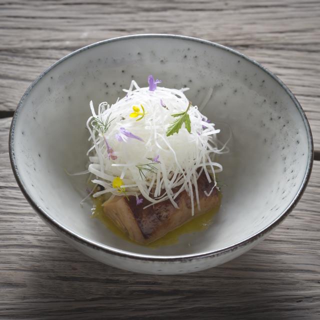 Foie Gras Poilé, pulpe de citron rôti, poivre Tchuli et Émincé de Choux rave.
