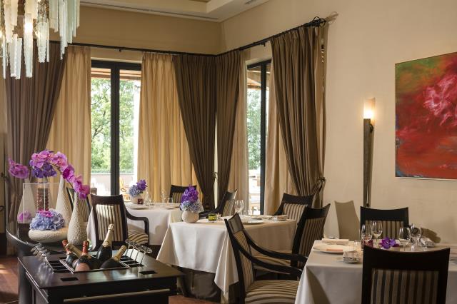 Ouvert seulement au dîner, chaque soir, le chef peut se consacrer pleinement au service du restaurant gastronomique