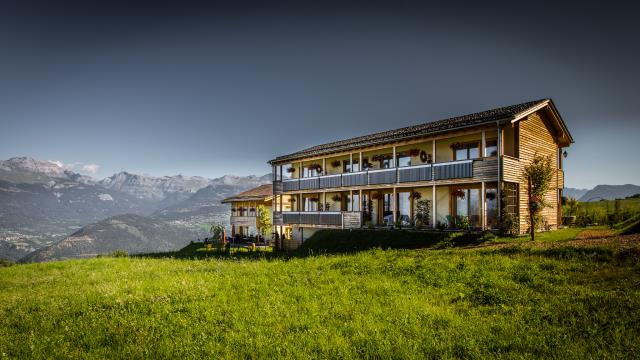 L'hôtel fait la part belle aux matériaux naturels.