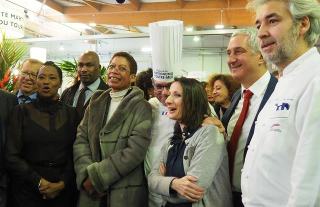 De g à d : Paul Obadia, commissaire du salon, Babette de Rozières, George Pau-Langevin, Marcel Lesoille (en charge du concours destiné aux élèves des écoles hôtelières), Anne-Sophie Pic, Stéphane Layani et Pierre Negrevergne, également en charge du concou