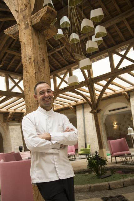 Dans le Cloître, nom du restaurant gastronomique, un chef serein.