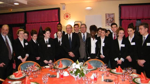 Les jeunes avec Jean-Louis Jama (président Umih 45), Bernard Vaussion et Gérald-Louis Canfailla (au centre)