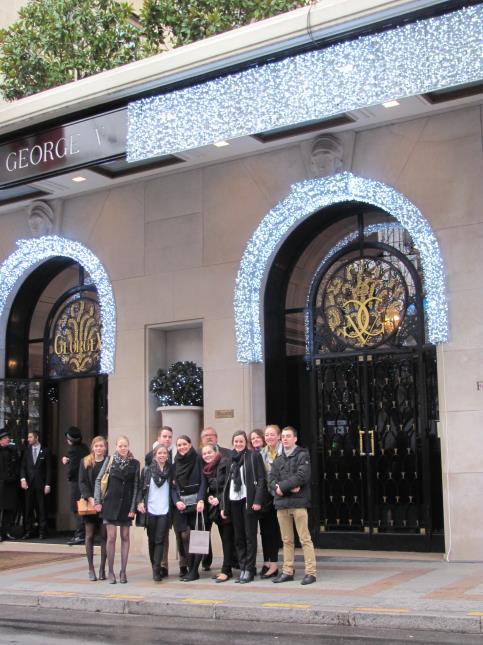 Les étudiants devant le George V avec Patrick Hamard