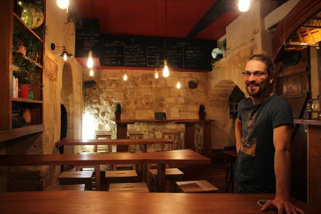 Pour son pub, Etienne Charest a voulu un cadre chaleureux, de pierre et de bois.
