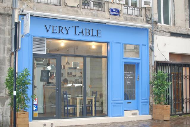 A deux pas de la Place Gambetta, Very Table déploie en rez-de-  chaussée une cuisine ouvertes, 6 couverts et un coin primeur, à l'étage  21 couverts