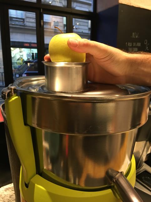 Une grosse goulotte d'alimentation permet de faire passer des fruits entiers (type pommes) dans avoir à les couper au préalable
