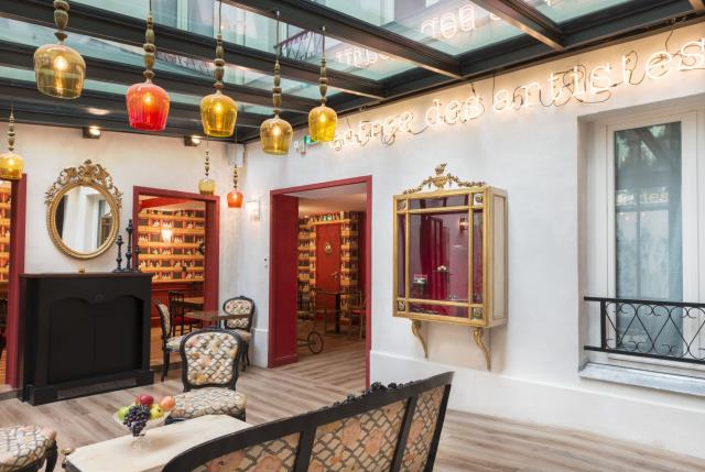 petit salon sous luminaires