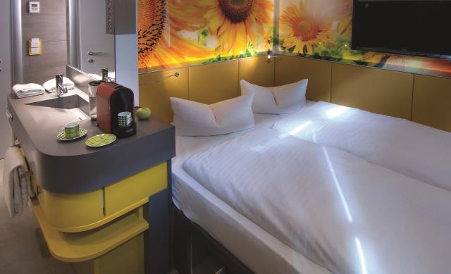 Inutile de chercher un réceptionniste. Le Buddy Hotel n'en a pas. A la place, l'enseigne munichoise a joué la carte de la technologie. Ainsi, après avoir réservé et payé en ligne, le client procède lui-même à son check-in, comme cela se fait déjà dans les