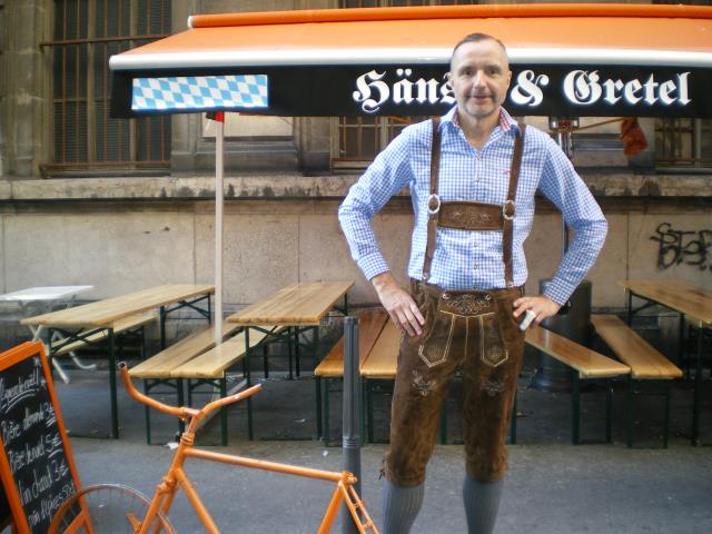 Le gérant James Bansac porte, comme ses serveurs, le costume bavarois dans son établissement !  