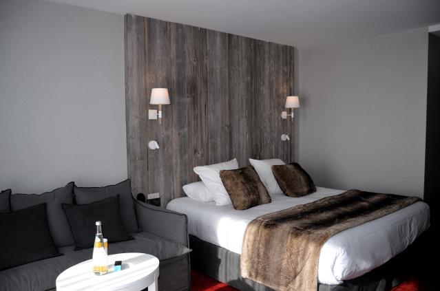 Réparties sur sept niveaux, les 92 chambres et suites offrent un cocon doux et soyeux d'inspiration montagnarde.