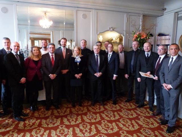 Une partie des membres du jury et les organisateurs du Trophée Frédéric Belair 2016 dans les salons de La Tour d'Argent